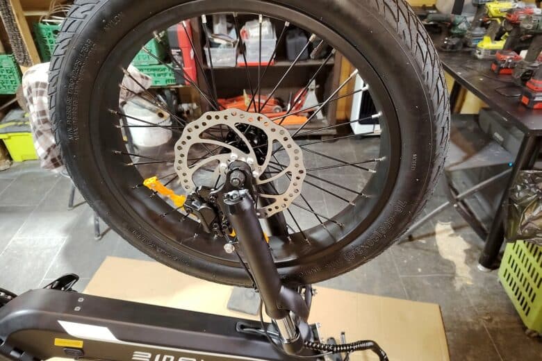 Gros plan sur le frein à disque avant du ENGWE L20 3.0 Boost, monté sur sa roue 20 pouces.