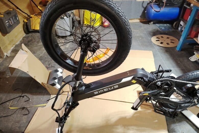 Le ENGWE L20 3.0 Boost est retourné pour vérifier l’alignement des roues et des suspensions.