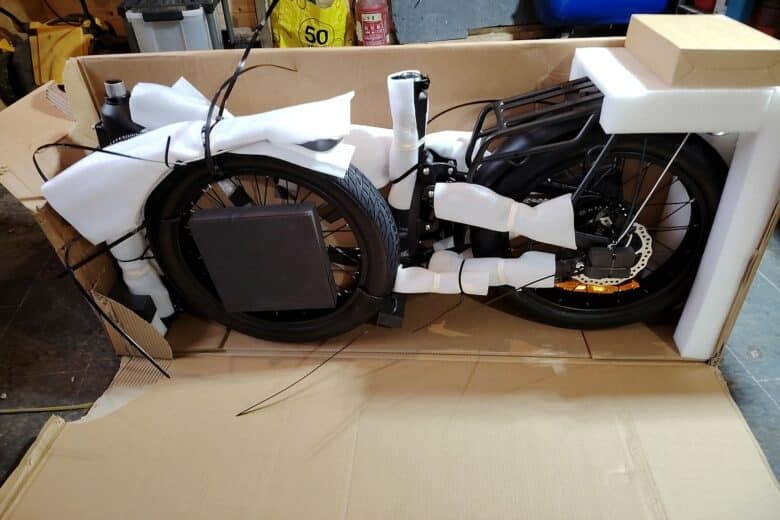 Le ENGWE L20 3.0 Boost apparaît encore plié dans son carton, soigneusement emballé pour le transport.