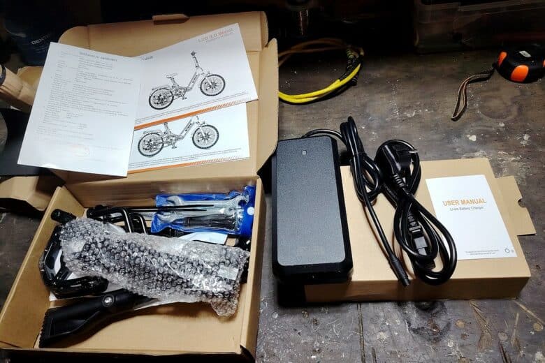 Le contenu complet du colis du ENGWE L20 3.0 Boost, avec outils, chargeur et accessoires.