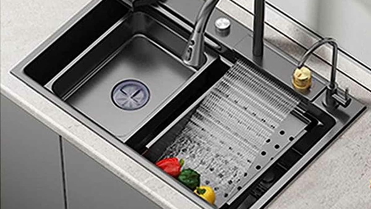 Earnmore : cet évier de cuisine futuriste (cascade et lave-verre) est en  promotion sur ce marketplace (135 €) - NeozOne