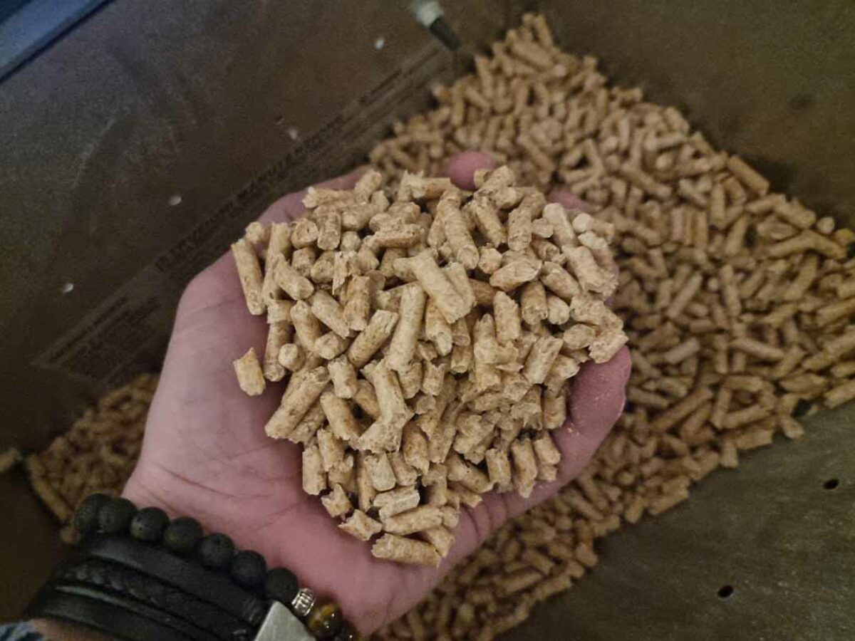 GranuleBox : l'invention d'un bac de stockage à pellets qui filtre et  tamise la poussière des granulés de bois - NeozOne