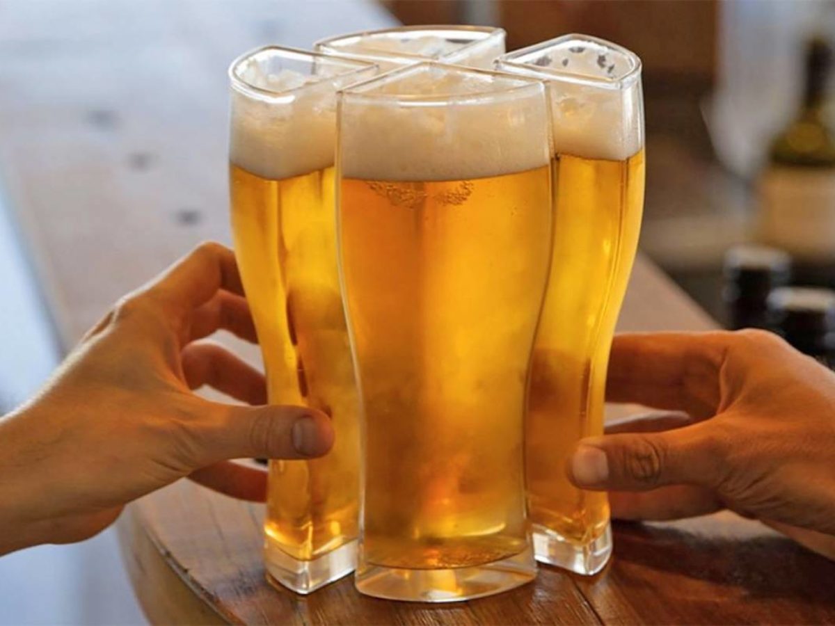 Un restaurant Australien invente le verre à bière qui permet de servir  quatre convives en même temps ! - NeozOne